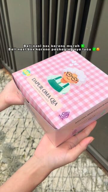 Oma box packaging baruuuu 👵🏼💕 coquette!! Yuk buruan order sekarang !!! 
#dapuromaqia #cateringjakarta #cateringmurah #tumpengmini #prasmananmurah #prasmananjakarta #cateringkantor #cateringfreeongkir #nasiboxmurahjakarta #nasiboxfreeongkir